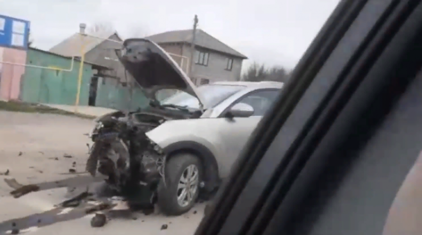 В груду металла от мощного удара превратилось авто: видео страшной аварии в Волжском