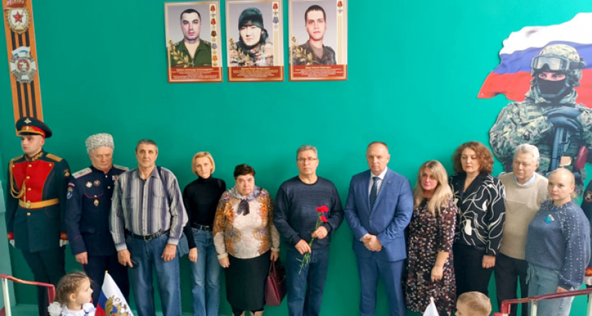 В лицее Волжского открыли мемориал памяти погибшим на СВО 