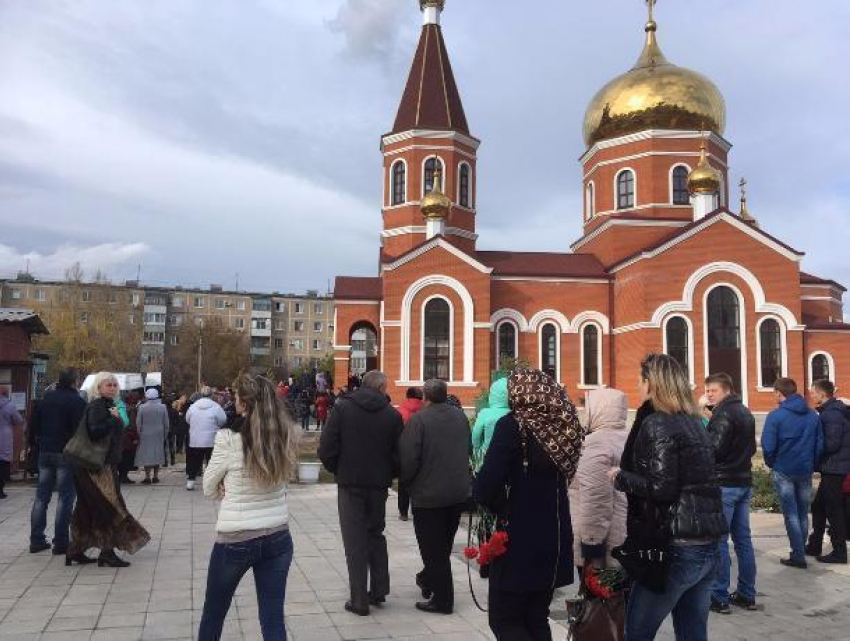 Сотни людей пришли проститься с погибшими от рук маньяка волжанками