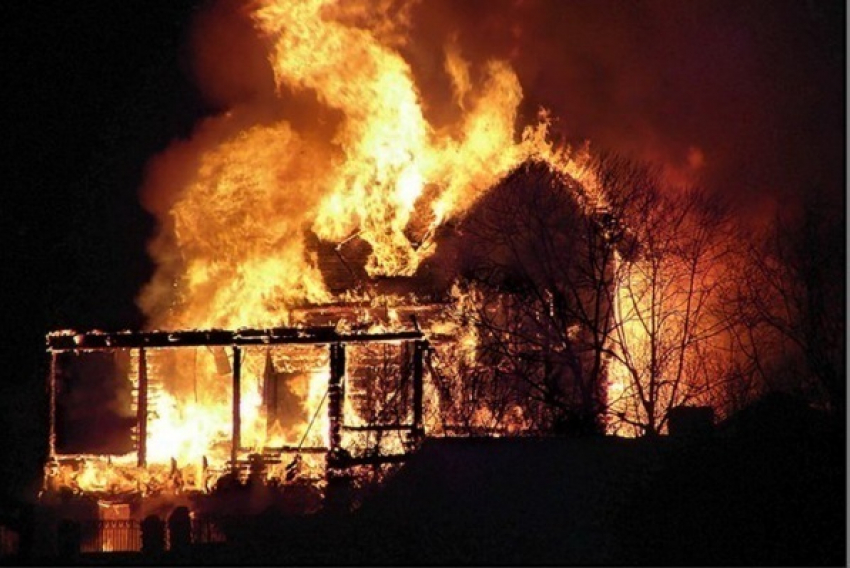 В Жирновском районе из горящего дома эвакуировали троих селян