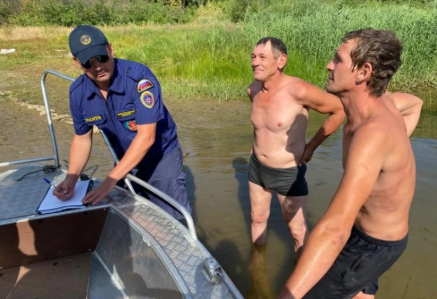 В Волжском на Зеленом оштрафовали двух мужчин за купание в речке 