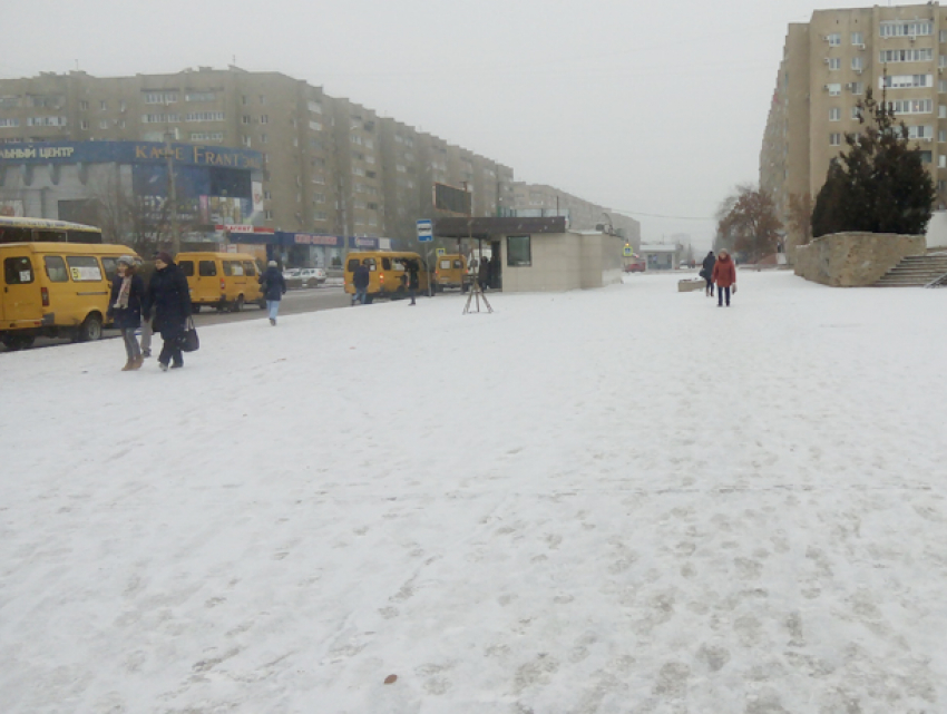 Снегопад в Волжском: обрабатывать дороги вышли 11 спецмашин и 14 тракторов