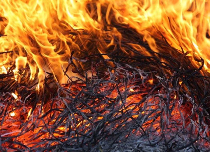 Пламя в Волжском бушевало в многоквартирном доме