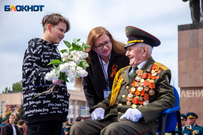 В Волжском благодаря акции «Красная гвоздика» волонтеры собрали почти 300 тысяч рублей