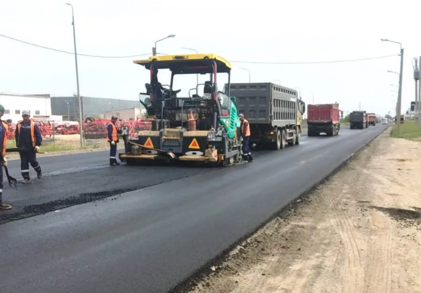 В Волжском на Пушкина укладывают верхний слой асфальта