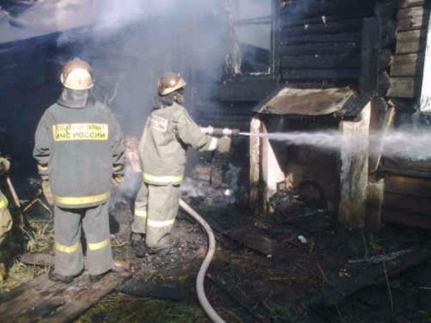 В Средней Ахтубе накануне праздника сгорели баня и автомобиль 