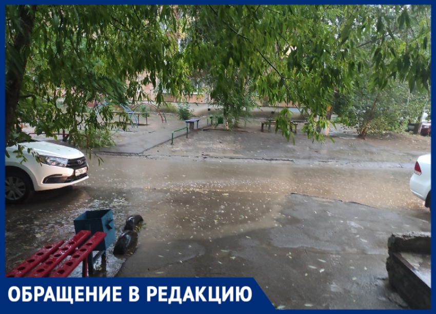 Волжане не могут пройти к дому в дождливую погоду из-за разбитой дороги во дворе