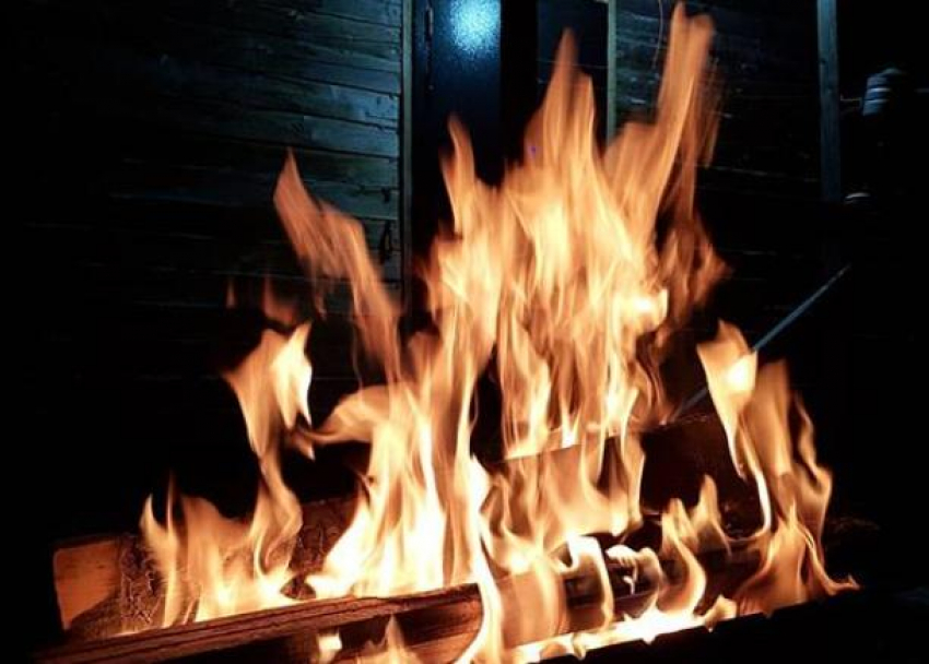 Замкнувшая проводка привела к пожару в Волжском