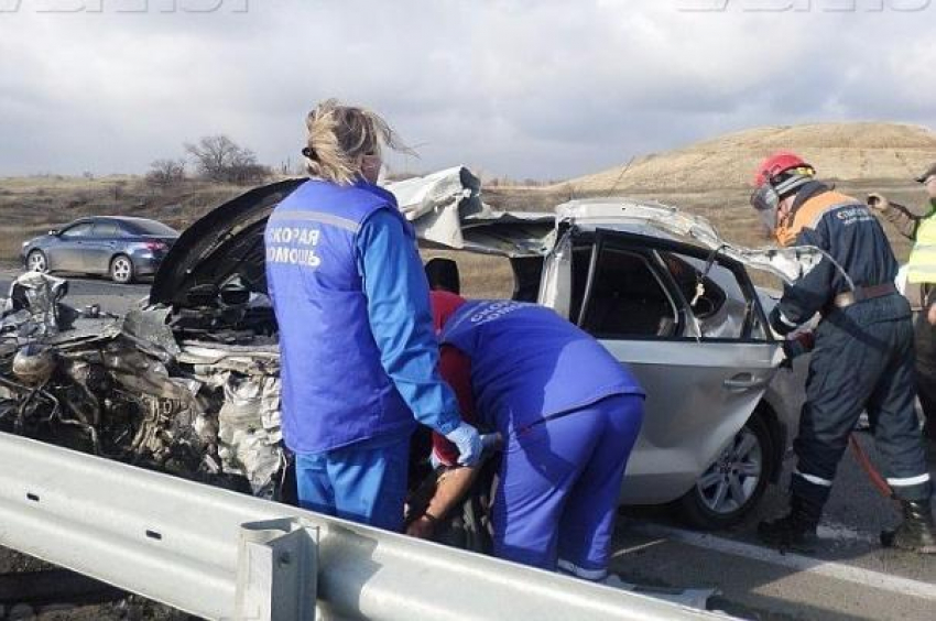В лобовом столкновении легковушки и грузовика на трассе в Ростовской области  погиб волжанин