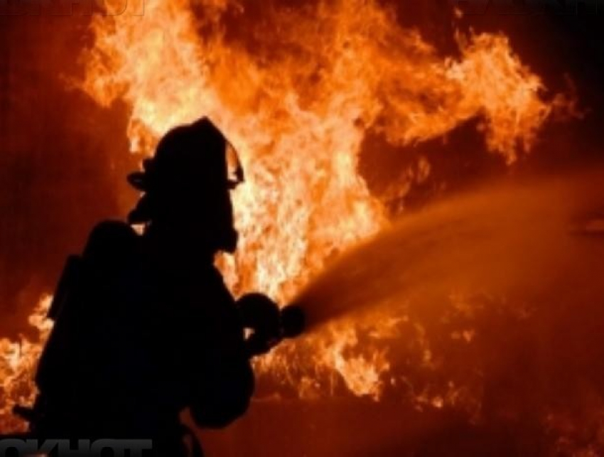 Кровля хозпостройки вспыхнула в черте города Волжский