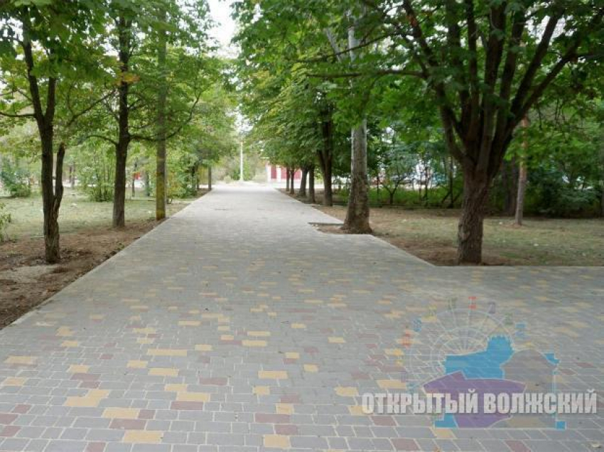 У детской поликлиники обустраивают площадку для малышей