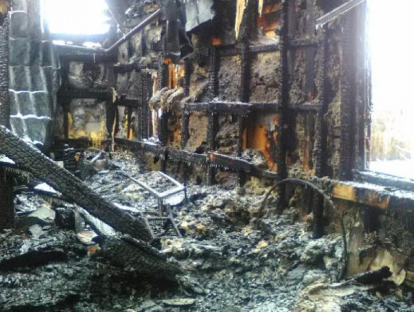 Страшный пожар оставил молодую семью без дома под Волжским