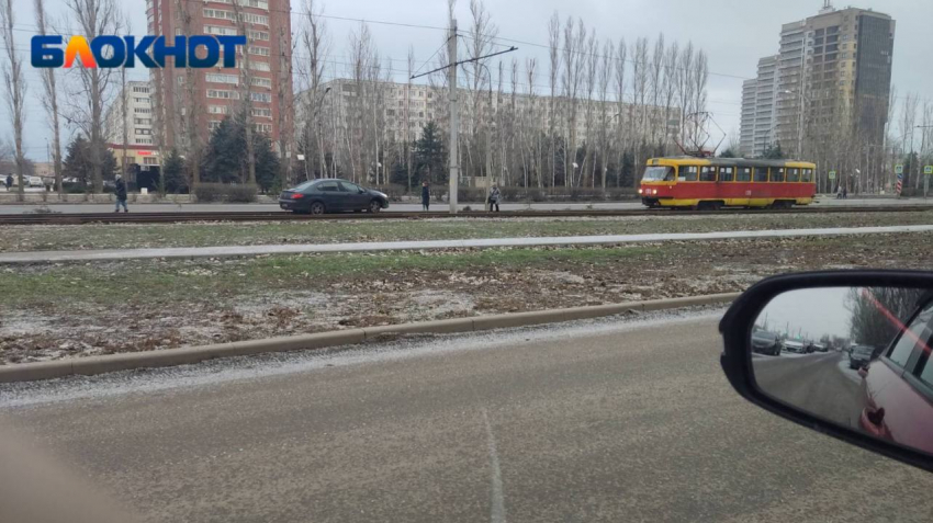 Легковушка вылетела на трамвайные пути после аварии в Волжском