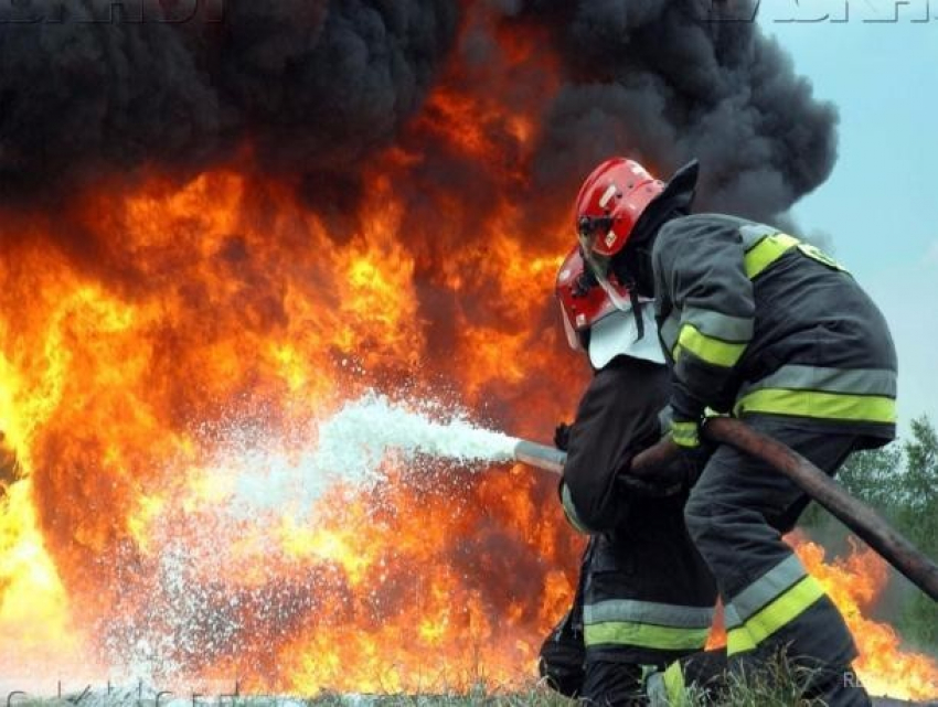 Из-за сильного пожара спасатели эвакуировали трех волжан