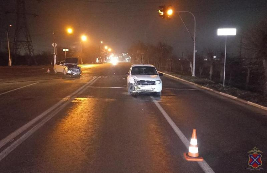 Две «Лады» не поделили перекресток в Волжском: есть пострадавшая