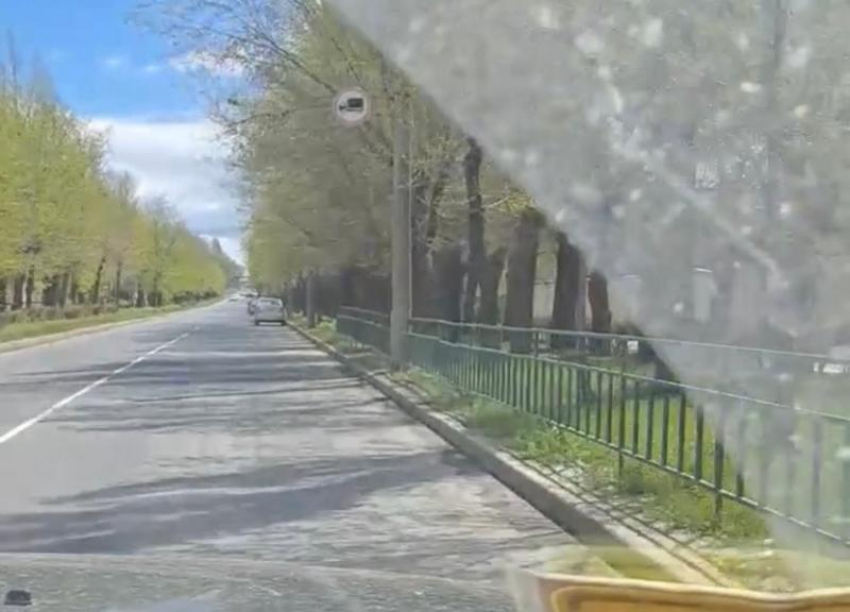 В Волжском водители игнорируют знак «остановка запрещена»