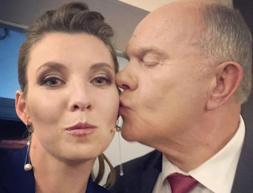 Поцелуи и коронавирус: волжанка Ольга Скабеева поделилась фотографиями с политиками