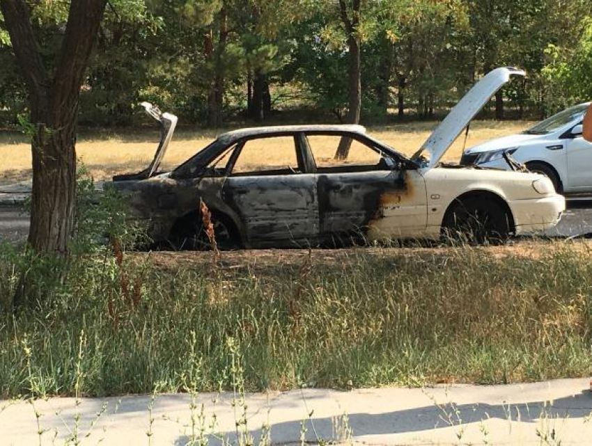 В Волжском на полном ходу вспыхнула Audi