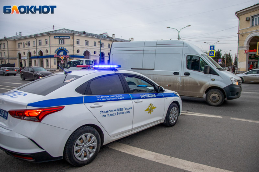 В Волжском КамАЗ опрокинулся, а неизвестный водитель сбил женщину и скрылся. Сводка ДТП за сутки