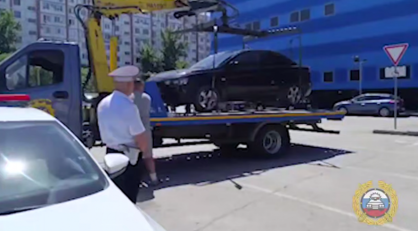 В Волжском «Митсубиси Лансер» арестован прямо на парковке «Волгамолл» за долги
