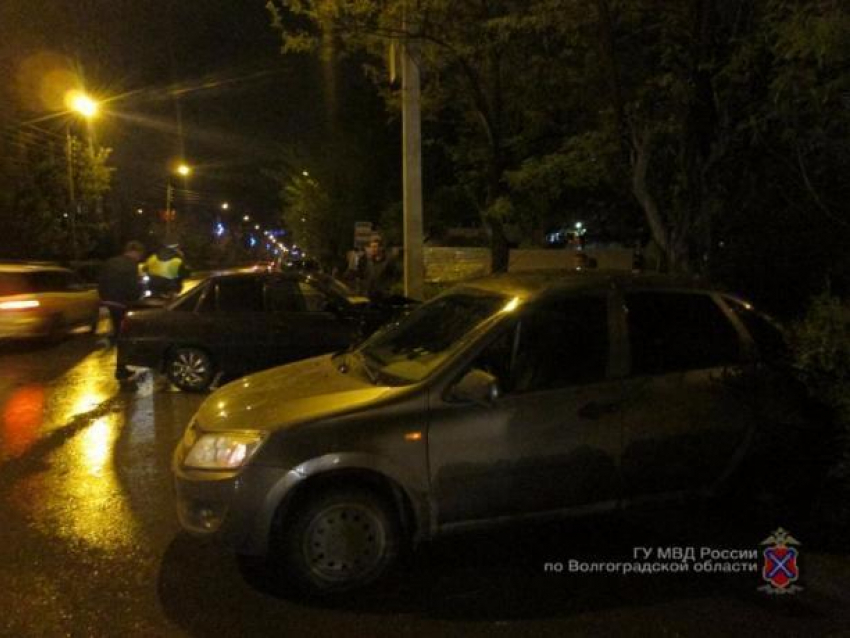 Момент столкновения двух авто в Волжском попал на видео: есть пострадавшие 
