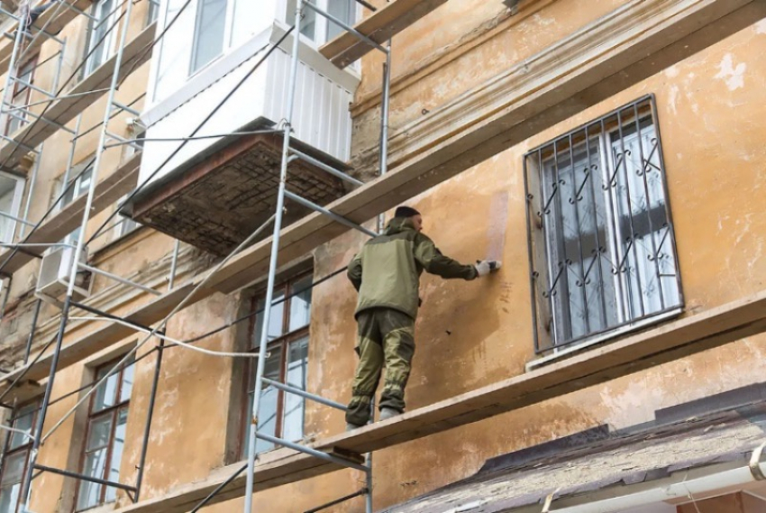 В Волжском осуществляют замену лифтов