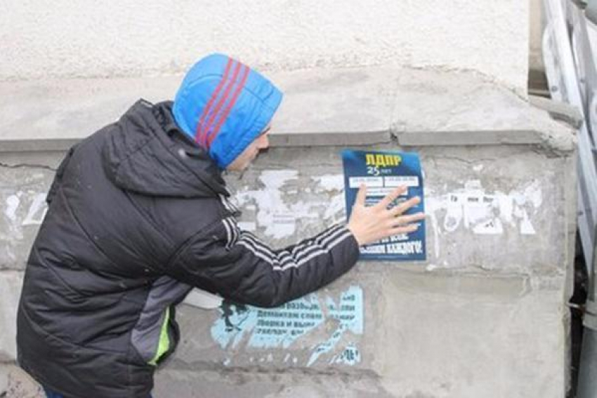 Активисты ЛДПР в Волжском испортили городские столбы и дома «агитками"