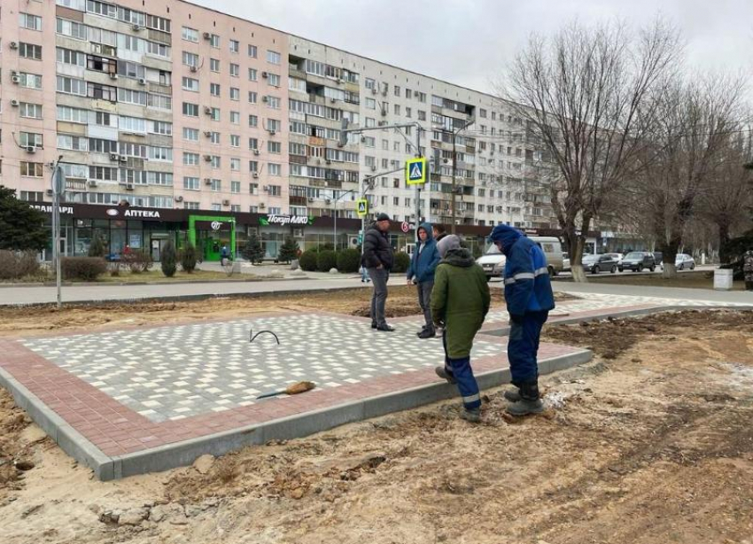 На месте сгоревшей клумбы в центре Волжского строят новую площадку