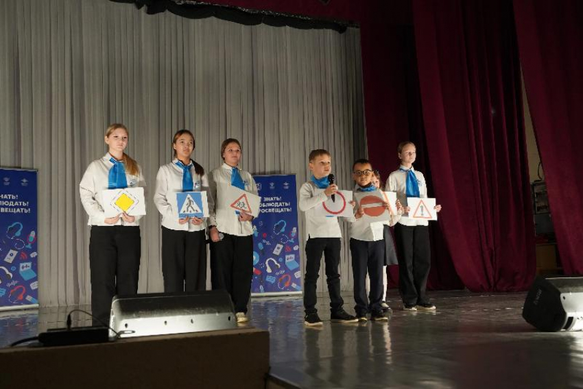 Юные инспекторы движения определили лучших: в Волжском прошел слет-конкурс