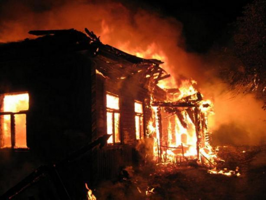 Во время пожара в частном доме пострадала жительница Среднеахтубинского района
