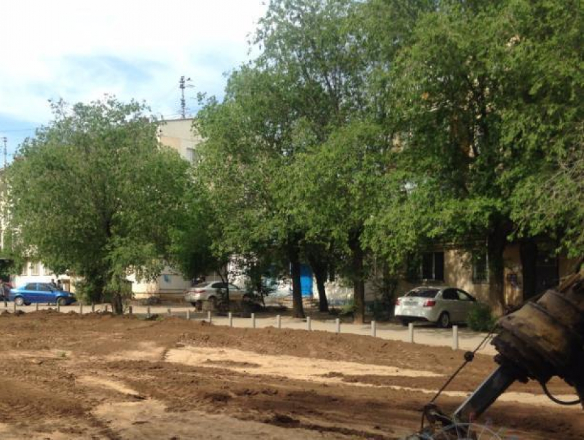 Жители 37 квартала в Волжском выпросили у властей новую детскую площадку