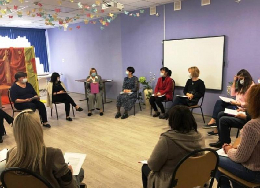 В Волгоградской области возобновилась очная работа школ замещающих родителей