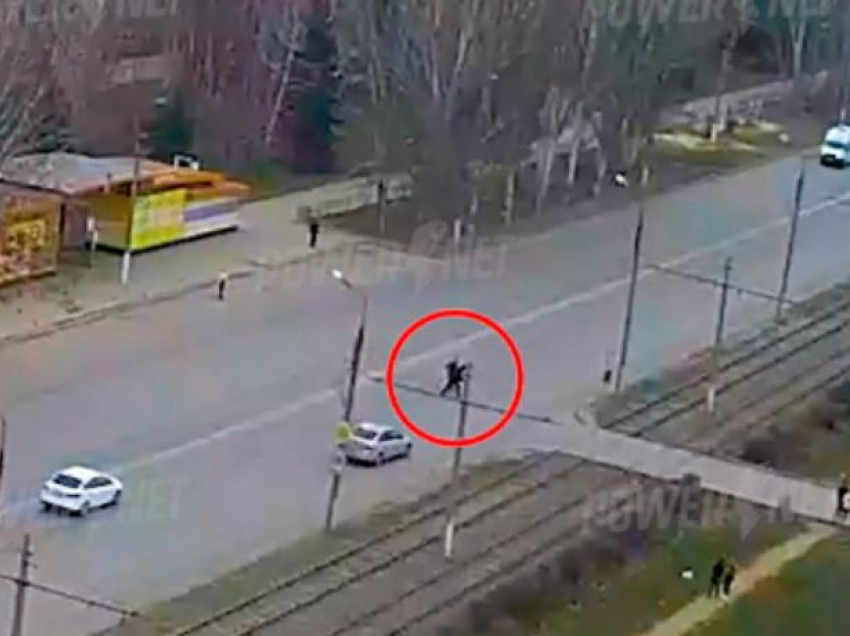 Пробежка через дорогу в Волжском закончилась для пенсионера больницей