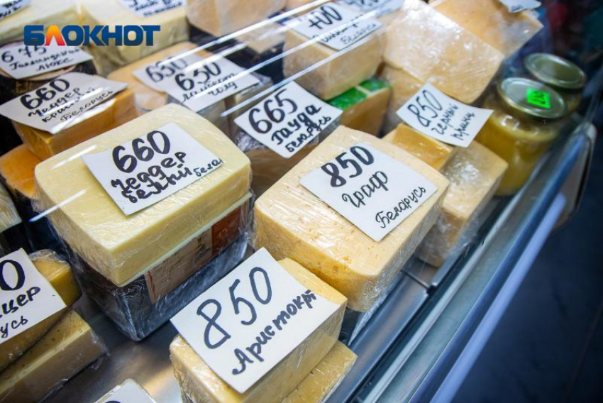 В Волжском 14-летний и 17-летний рецидивисты попались на краже сыра