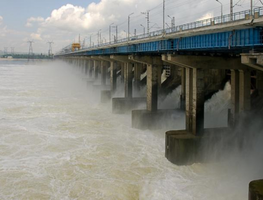 Волжская ГЭС начала увеличивать сброс воды