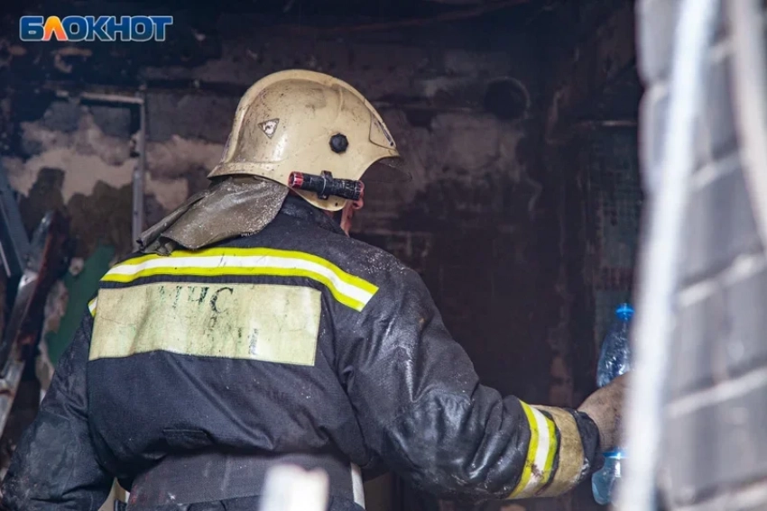 Входную дверь подожгли в Волжском