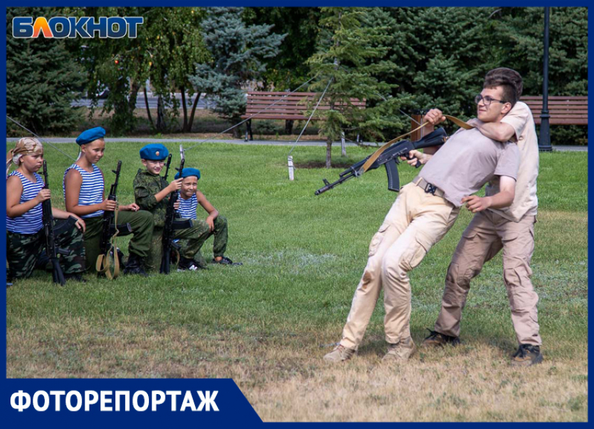 Шашки в руках девчонок и спецназ «Барс» в помощниках: волжские школьники дали боевое выступление в честь 96-летия ВДВ