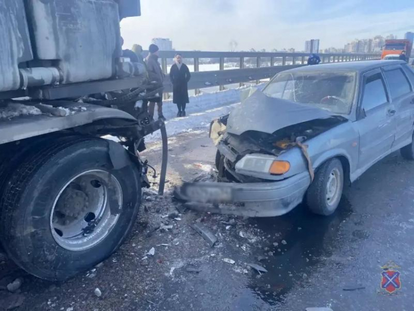 В Среднеахтубинском районе водитель «пятнашки» не справился с управлением, устроив тройное ДТП с автобусом