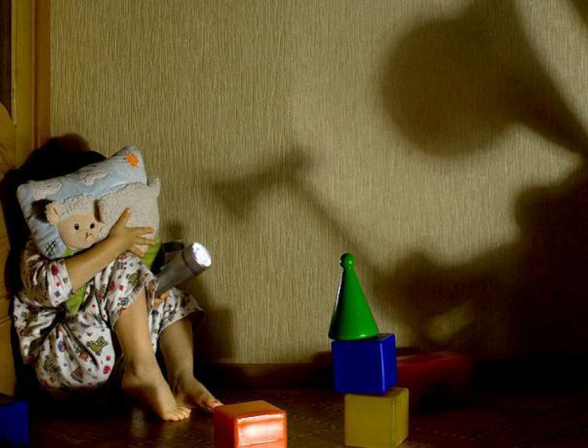 Монстры в шкафу и пугающая темнота: психолог о детских страхах