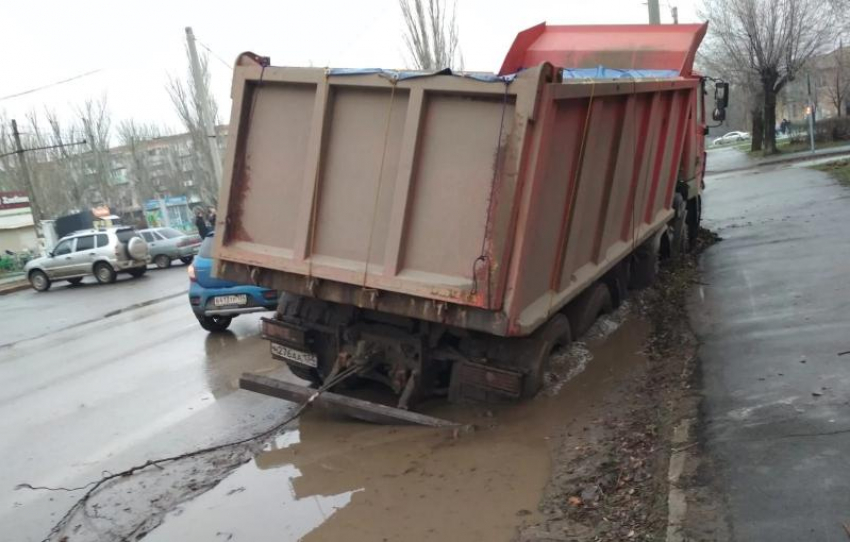 40-тонный грузовик с горячим бетоном продавил дорогу в Волжском
