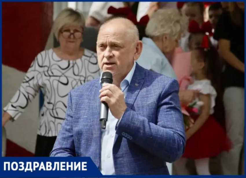 Глава Волжского поздравил выпускников