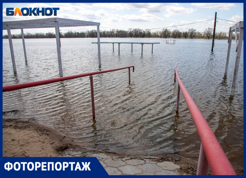 Затопило городской пляж в Волжском: несмотря на пиковый сброс с ГЭС, волжане отдыхают у воды
