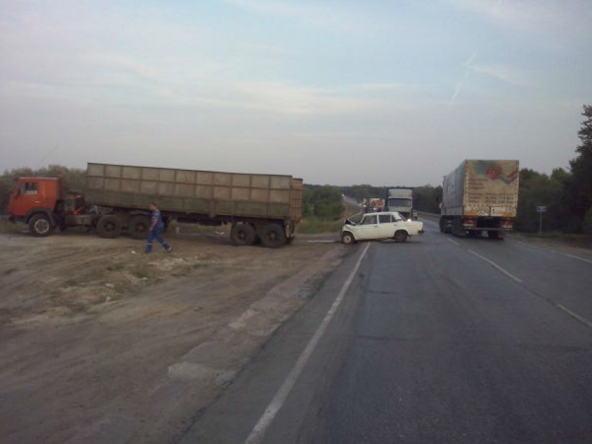 Под Волгоградом водитель Камаза врезался в ВАЗ-21063