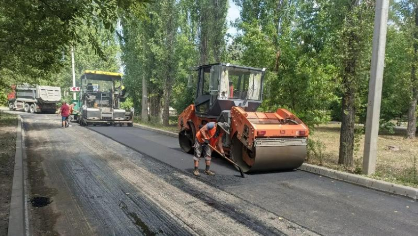 В Волжском ремонтируют дороги и усиливают безопасность возле школ и поликлиник