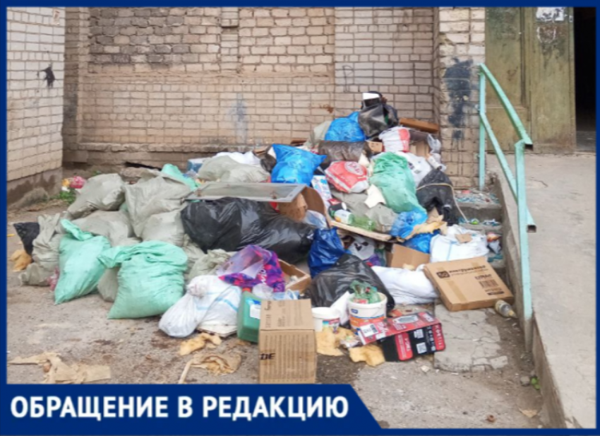 Свалка прямо под окнами: волжане задыхаются от невывезенного мусора