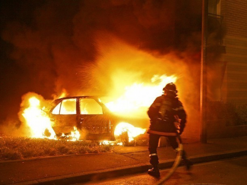 Минувшей ночью в Волгоградской области пироманы подожгли три автомобиля