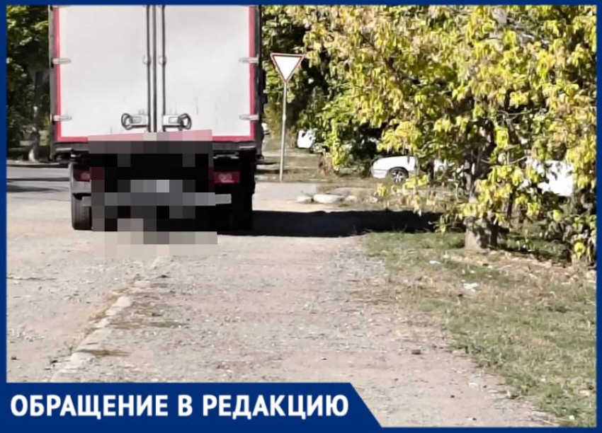Волжанин пожаловался на разбитый тротуар и грузовики у дома на Машиностроителей