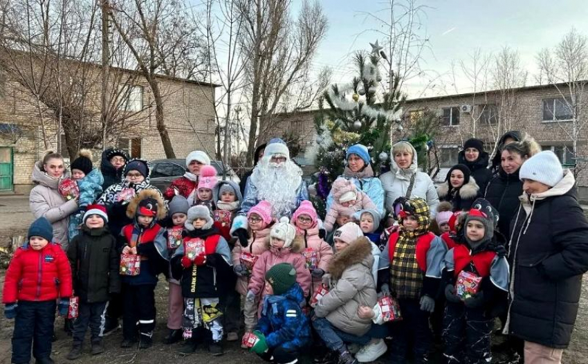 Новый год во дворе: в Волжском прошли праздничные елки