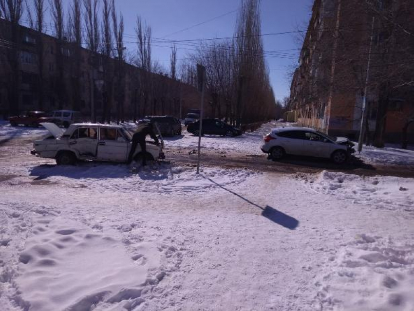 "ВАЗ» и Ford Focus столкнулись на перекрестке в Волжском
