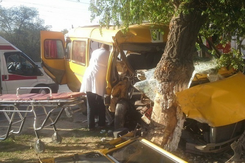В центре Волгограда произошло ДТП с маршруткой: есть пострадавшие